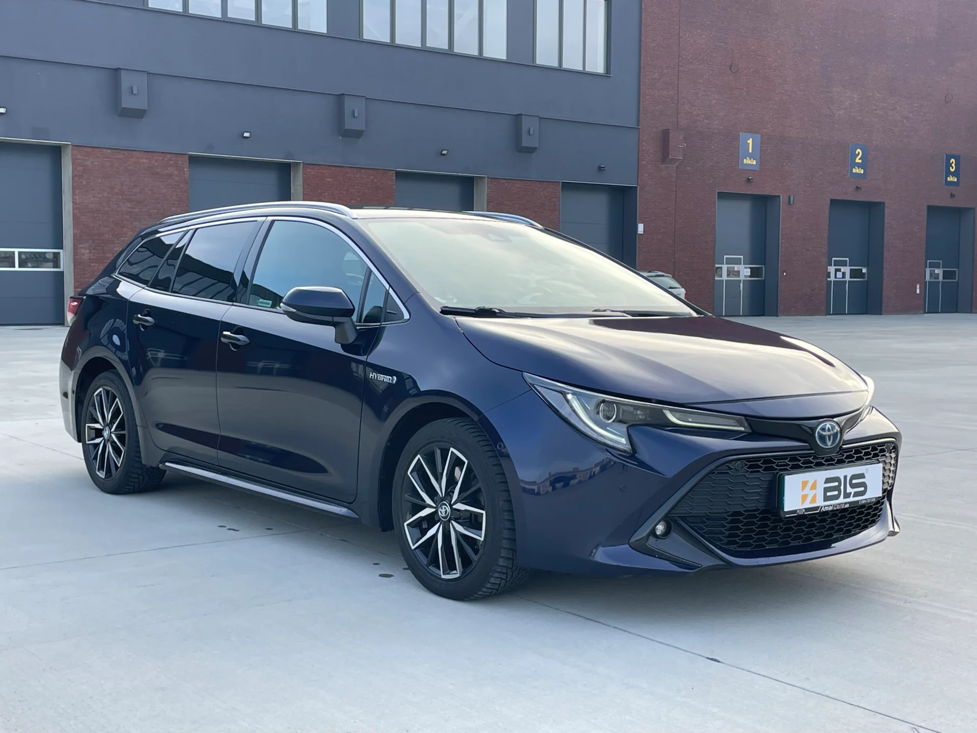 прокат Toyota Corolla Combi Touring Sport 1.8 Hybrid фото 2